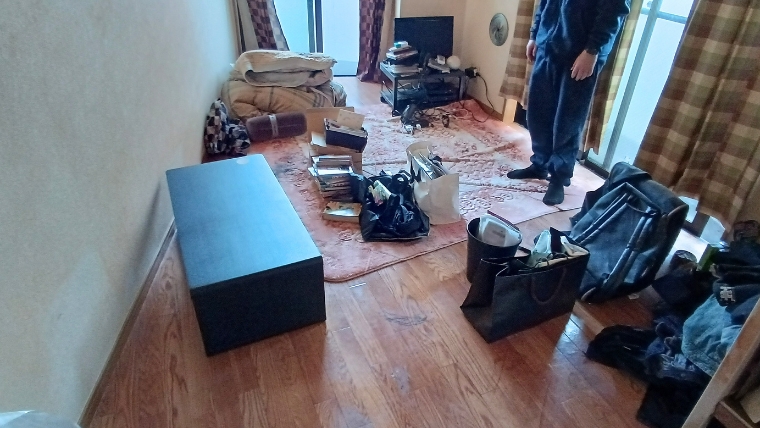 汚部屋の掃除後の状態を示す写真で、不要物が片付き清潔に整った部屋の様子