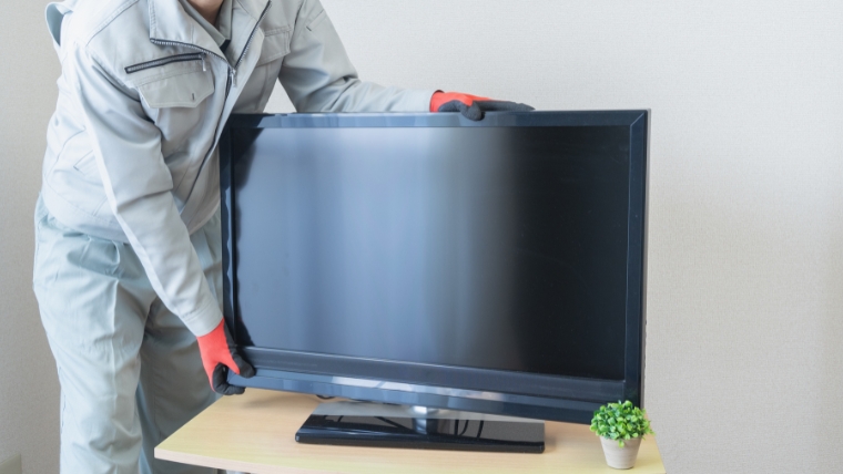 テレビ処分を依頼する業者の選び方を解説するバナー。自治体の許可（一般廃棄物収集運搬業）の有無や、追加料金が発生しないかを確認する重要性を提示。